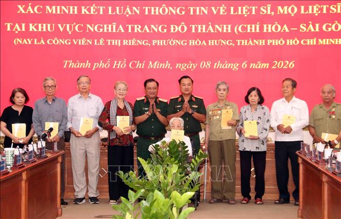 Lãnh đạo Bộ Tư lệnh Quân khu 7 và Ban Chỉ đạo 515 Quân khu 7 tặng quà đại diện các cán bộ, chiến sĩ tham gia Chiến dịch Xuân Mậu Thân 1968. Ảnh: Xuân Khu - TTXVN
