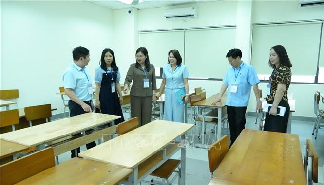 Đoàn kiểm tra số 1 do đồng chí Hà Lan Anh, Phó Chủ tịch UBND tỉnh Ninh Bình làm trưởng đoàn kiểm tra tại điểm thi Trường THPT Biên Hòa, tỉnh Ninh Bình. Ảnh: Hải Yến - TTXVN