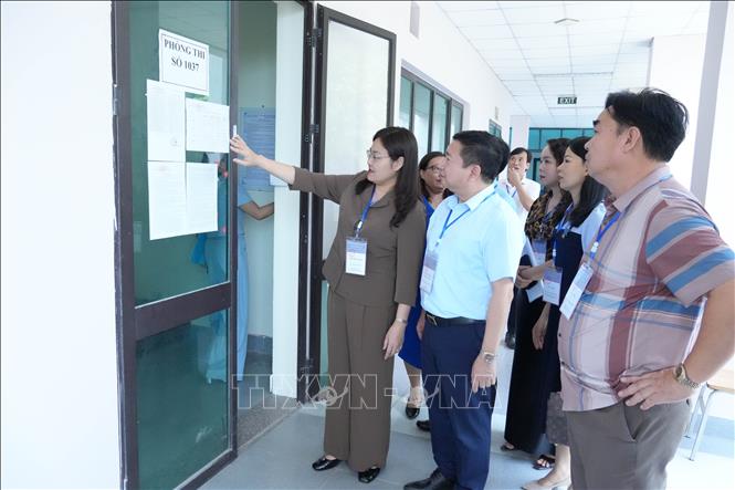 Đoàn kiểm tra số 1 do đồng chí Hà Lan Anh, Phó Chủ tịch UBND tỉnh Ninh Bình làm trưởng đoàn kiểm tra tại điểm thi Trường THPT Biên Hòa, tỉnh Ninh Bình. Ảnh: Hải Yến - TTXVN