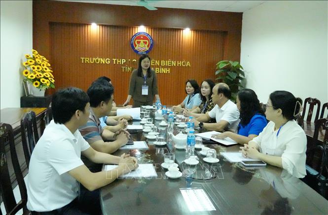 Đoàn kiểm tra số 1 do đồng chí Hà Lan Anh, Phó Chủ tịch UBND tỉnh Ninh Bình làm trưởng đoàn kiểm tra tại điểm thi Trường THPT chuyên Biên Hòa, tỉnh Ninh Bình. Ảnh: Hải Yến - TTXVN