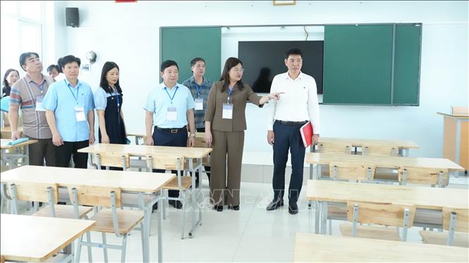 Đoàn kiểm tra số 1 do đồng chí Hà Lan Anh, Phó Chủ tịch UBND tỉnh Ninh Bình làm trưởng đoàn kiểm tra tại điểm thi Trường THPT a Trần Hưng Đạo, tỉnh Ninh Bình. Ảnh: Hải Yến - TTXVN