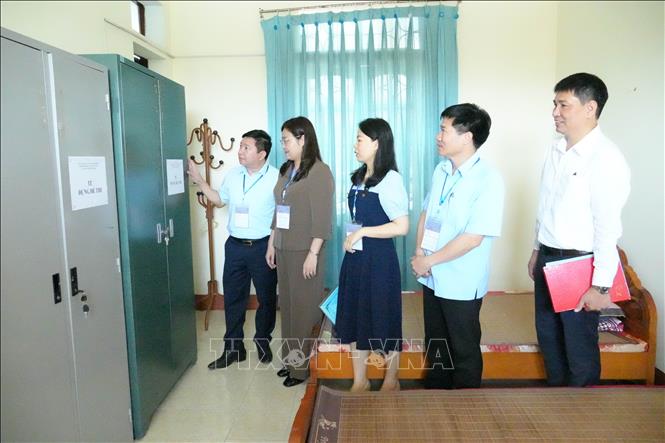 Đoàn kiểm tra số 1 do đồng chí Hà Lan Anh, Phó Chủ tịch UBND tỉnh Ninh Bình làm trưởng đoàn kiểm tra tại điểm thi Trường THPT a Trần Hưng Đạo, tỉnh Ninh Bình. Ảnh: Hải Yến - TTXVN