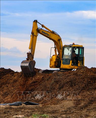 Rác được xử lý để đưa vào nhà máy. Ảnh: Duy Khương – TTXVN