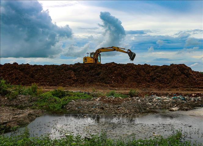 Rác được xử lý để đưa vào nhà máy phát điện. Ảnh: Duy Khương – TTXVN