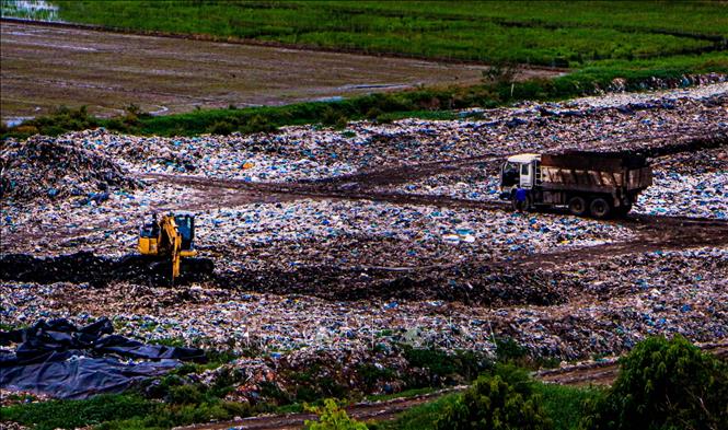 Bãi rác lộ thiên ngày nào nay đã không còn gây ô nhiễm môi trường sau khi rác được xử lý để đưa vào nhà máy phát điện. Ảnh: Duy Khương – TTXVN