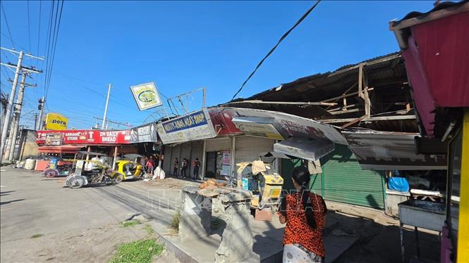 Nhiều cửa hàng bị hư hại sau động đất ở thành phố General Santos, Philippines ngày 8/6/2026. Ảnh: THX/TTXVN