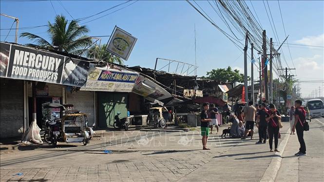 Nhiều cửa hàng bị hư hại sau động đất ở thành phố General Santos, Philippines ngày 8/6/2026. Ảnh: THX/TTXVN