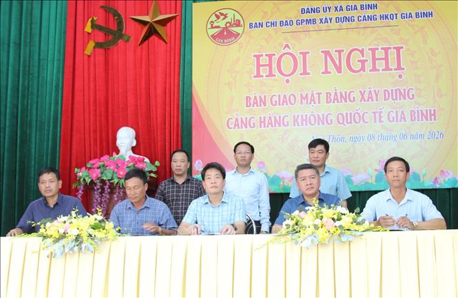 Các đại biểu chứng kiến việc bàn giao mặt bằng của thôn Ngô Thôn. Ảnh: Thanh Thương - TTXVN