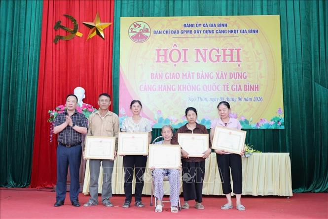 Lãnh đạo xã Gia Bình tặng Giấy khen cho các hộ dân tiêu biểu trong công tác giải phóng mặt bằng. Ảnh: Thanh Thương - TTXVN