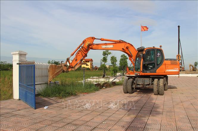 Đơn vị thi công tháo dỡ tạo mặt bằng xây dựng dự án tại thôn Ngô Thôn. Ảnh: Thanh Thương - TTXVN