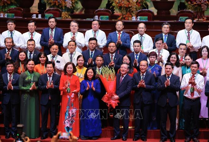 Chủ tịch UBTW MTTQ Việt Nam Bùi Thị Minh Hoài tặng hoa chúc mừng Ban Chấp hành Trung ương Hội Nông dân Việt Nam khoá IX, nhiệm kỳ 2026 - 2031. Ảnh: Hoàng Hiếu - TTXVN