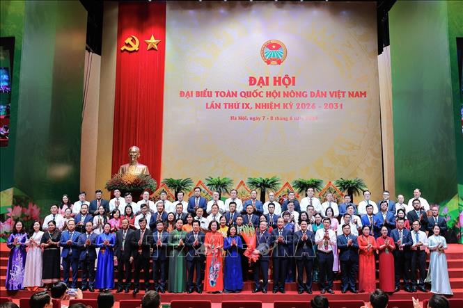 Uỷ viên Bộ Chính trị, Bí thư Trung ương Đảng, Chủ tịch UBTW MTTQ Việt Nam Bùi Thị Minh Hoài và đồng chí Hà Thị Nga, Ủy viên Trung ương Đảng, Phó Chủ tịch - Tổng Thư ký UBTW MTTQ Việt Nam tặng hoa chúc mừng Ban Chấp hành Trung ương Hội Nông dân Việt Nam khoá IX, nhiệm kỳ 2026 - 2031. Ảnh: Lê Đông - TTXVN