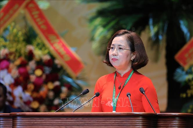 Đồng chí Bùi Thị Thơm, Phó Chủ tịch Ban Chấp hành Trung ương Hội Nông dân Việt Nam báo cáo kết quả Hội nghị thứ nhất Ban Chấp hành Trung ương Hội Nông dân Việt Nam khoá IX. Ảnh: Lê Đông - TTXVN