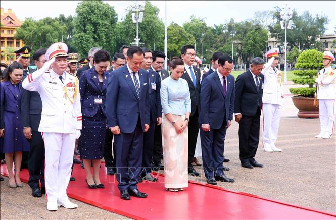 Thủ tướng Vương quốc Thái Lan Anutin Charnvirakul và Phu nhân đến đặt vòng hoa và vào Lăng viếng Chủ tịch Hồ Chí Minh. Ảnh: Phạm Kiên - TTXVN