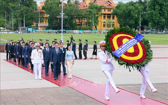 Thủ tướng Vương quốc Thái Lan Anutin Charnvirakul và Phu nhân đến đặt vòng hoa và vào Lăng viếng Chủ tịch Hồ Chí Minh. Ảnh: Phạm Kiên - TTXVN