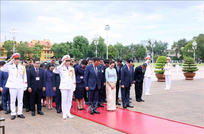 Thủ tướng Vương quốc Thái Lan Anutin Charnvirakul và Phu nhân đến đặt vòng hoa và vào Lăng viếng Chủ tịch Hồ Chí Minh. Ảnh: Phạm Kiên - TTXVN