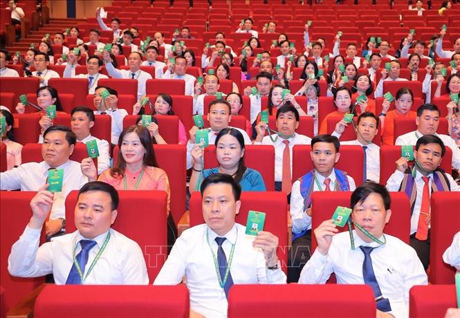Đại biểu biểu quyết thông qua Nghị quyết Đại hội. Ảnh: Hoàng Hiếu - TTXVN