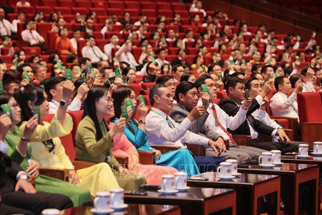 Đại biểu biểu quyết thông qua Nghị quyết Đại hội. Ảnh: Hoàng Hiếu - TTXVN