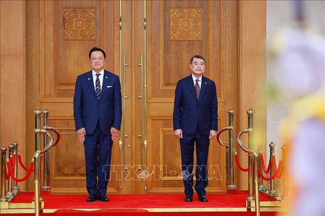 Thủ tướng Lê Minh Hưng và Thủ tướng Thái Lan Anutin Charnvirakul nghe Quân nhạc cử Quốc thiều hai nước. Ảnh: Dương Giang – TTXVN