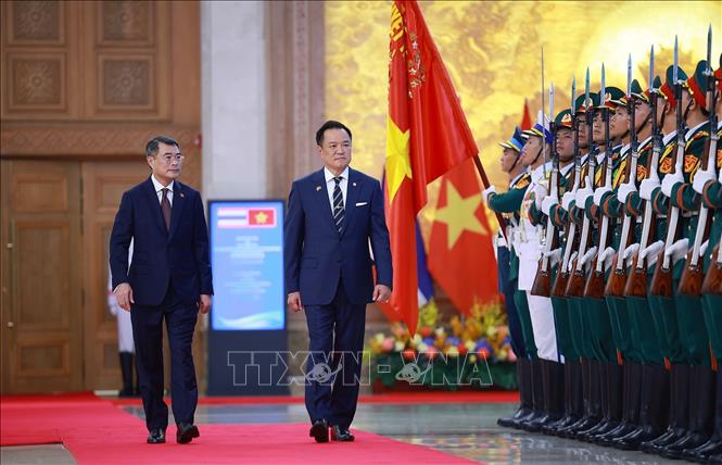 Thủ tướng Lê Minh Hưng và Thủ tướng Thái Lan Anutin Charnvirakul duyệt Đội danh dự Quân đội nhân dân Việt Nam. Ảnh: Dương Giang – TTXVN
