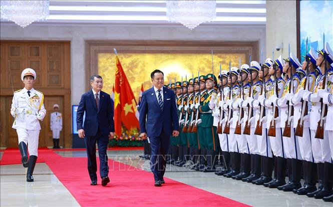 Thủ tướng Lê Minh Hưng và Thủ tướng Thái Lan Anutin Charnvirakul duyệt Đội danh dự Quân đội nhân dân Việt Nam. Ảnh: Dương Giang – TTXVN