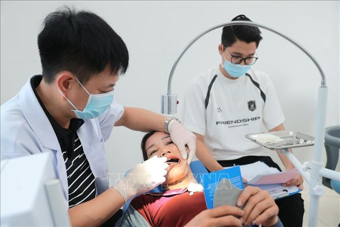 Người dân đến khám bệnh miễn phí tại Chương trình. Ảnh: Minh Quyết - TTXVN