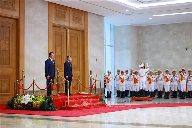 Thủ tướng Lê Minh Hưng và Thủ tướng Thái Lan Anutin Charnvirakul nghe Quân nhạc cử Quốc thiều hai nước. Ảnh: Dương Giang – TTXVN