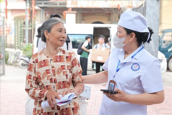 Người dân đến khám sức khoẻ tại Chương trình. Ảnh: Minh Quyết - TTXVN