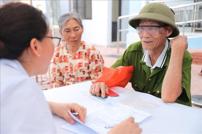 Bác sĩ khám, tư vấn cho người dân Phúc Thọ. Ảnh: Minh Quyết - TTXVN