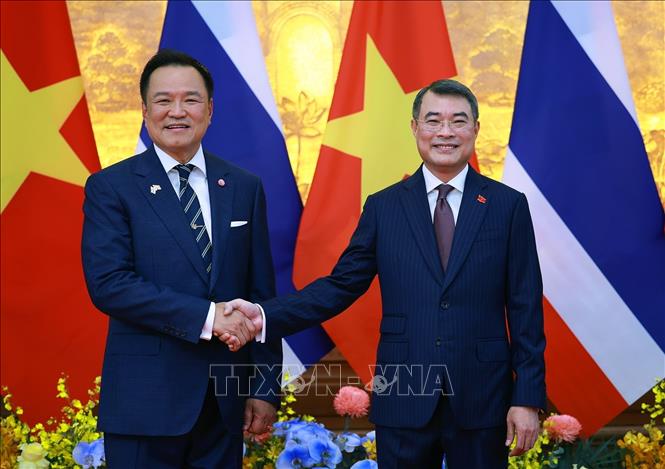 Thủ tướng Lê Minh Hưng và Thủ tướng Thái Lan Anutin Charnvirakul chụp ảnh chung. Ảnh: Dương Giang – TTXVN 

