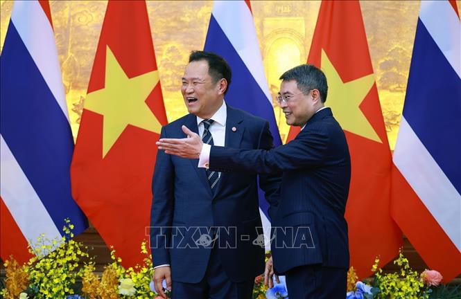 Thủ tướng Lê Minh Hưng với Thủ tướng Thái Lan Anutin Charnvirakul. Ảnh: Dương Giang – TTXVN 
