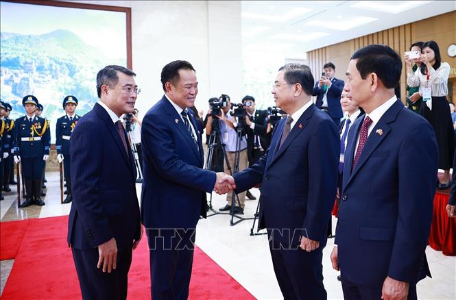 Thủ tướng Lê Minh Hưng giới thiệu với Thủ tướng Thái Lan Anutin Charnvirakul thành viên đoàn Việt Nam. Ảnh: Dương Giang – TTXVN