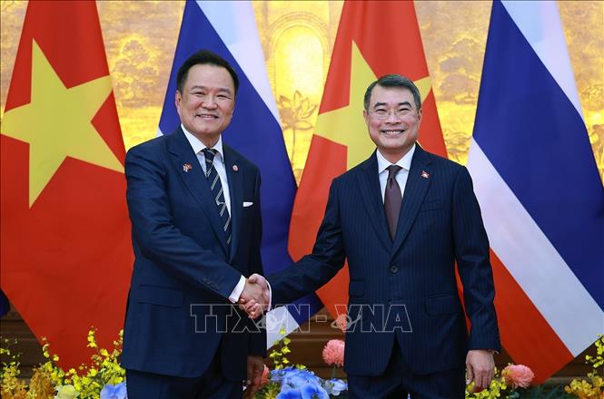 Thủ tướng Lê Minh Hưng và Thủ tướng Thái Lan Anutin Charnvirakul chụp ảnh chung. Ảnh: Dương Giang – TTXVN 
