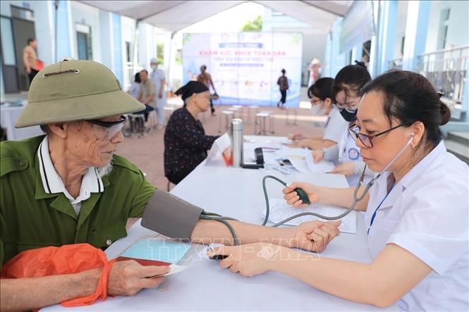Bác sĩ khám, tư vấn cho người dân Phúc Thọ. Ảnh: Minh Quyết - TTXVN