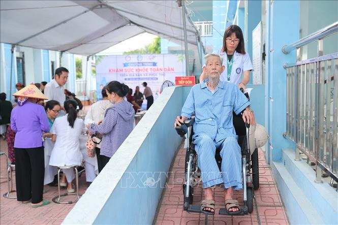 Người dân đến khám bệnh miễn phí tại Chương trình. Ảnh: Minh Quyết - TTXVN