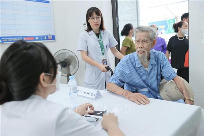 Bác sĩ tư vấn cho người dân. Ảnh: Minh Quyết - TTXVN