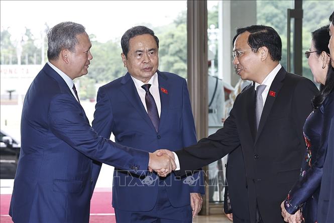 Chủ tịch Quốc hội Trần Thanh Mẫn và đoàn đại biểu Việt Nam đón Thủ tướng Campuchia Hun Manet. Ảnh: Doãn Tấn - TTXVN