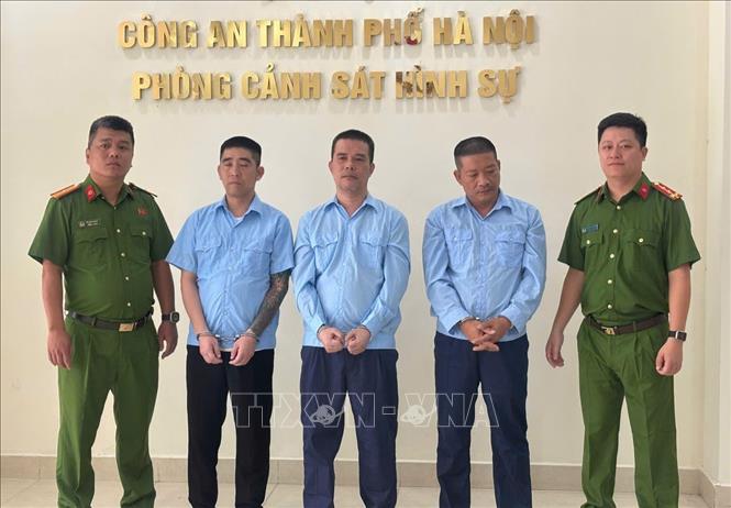 Đối tượng Bùi Huỳnh Bính Ngọc và đồng phạm tại cơ quan Công an. Ảnh: TTXVN phát