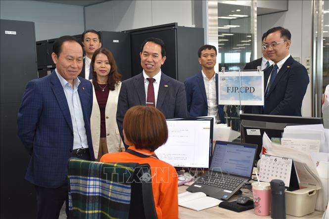 Phó Thủ tướng Lê Tiến Châu thăm hỏi nhân viên của FPT Japan. Ảnh: Nguyễn Tuyến – Pv TTXVN tại Nhật Bản