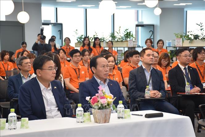 Phó Thủ tướng Chính phủ Lê Tiến Châu và đoàn công tác lắng nghe đại diện FPT Japan giới thiệu và báo cáo kết quả. Ảnh: Xuân Giao – PV TTXVN tại Nhật Bản