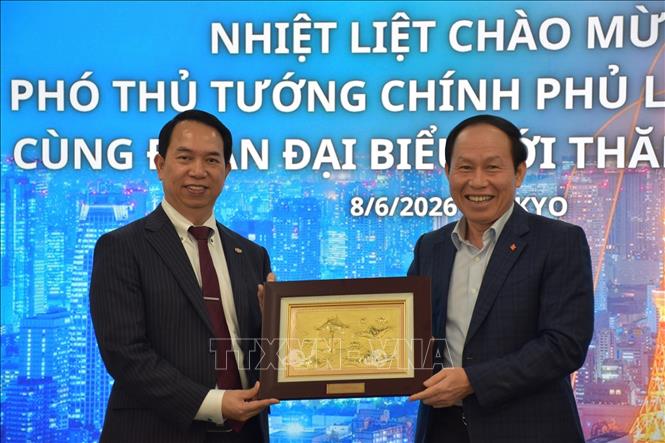 Phó Thủ tướng Chính phủ Lê Tiến Châu tặng quà lưu niệm cho FPT Japan. Ảnh: Nguyễn Tuyến – PV TTXVN tại Nhật Bản