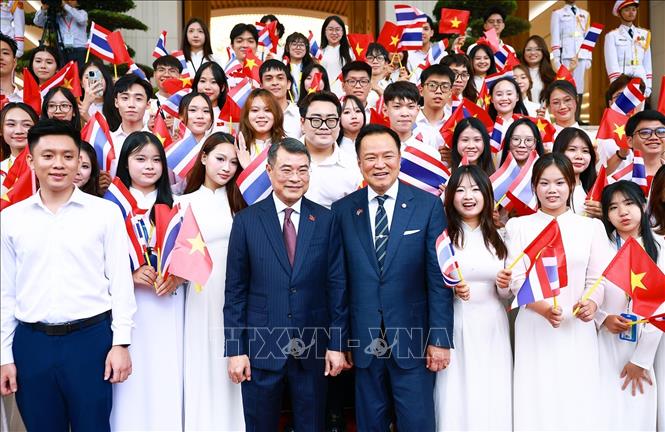 Thủ tướng Lê Minh Hưng và Thủ tướng Vương quốc Thái Lan Anutin Charnvirakul với sinh viên Việt Nam. Ảnh: Dương Giang – TTXVN 
