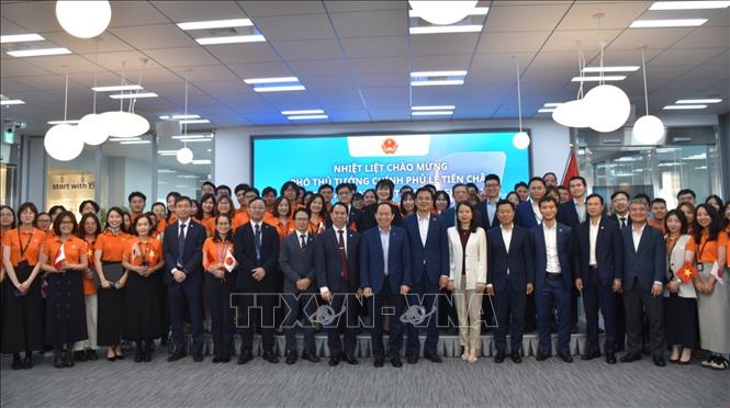 Phó Thủ tướng Chính phủ Lê Tiến Châu và đoàn công tác chụp ảnh kỷ niệm với tập thể lãnh đạo, cán bộ và nhân viên FPT Japan. Ảnh: Nguyễn Tuyến - Pv TTXVN tại Nhật Bản