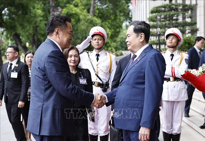 Chủ tịch Quốc hội Trần Thanh Mẫn đón Thủ tướng Thái Lan Anutin Charnvirakul. Ảnh: Doãn Tấn - TTXVN