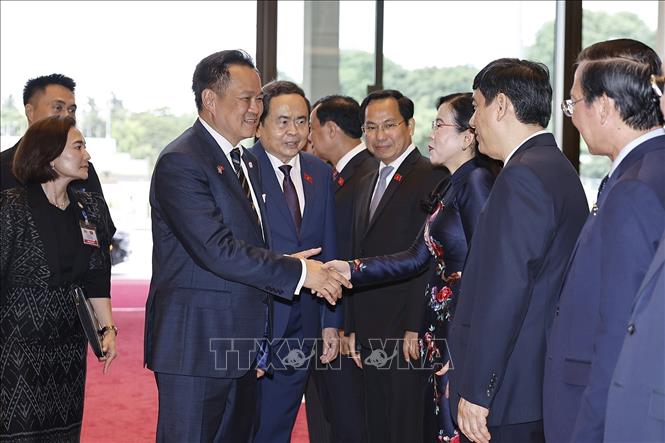 Chủ tịch Quốc hội Trần Thanh Mẫn và đoàn đại biểu Việt Nam đón Thủ tướng Thái Lan Anutin Charnvirakul. Ảnh: Doãn Tấn - TTXVN