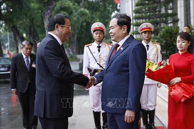 Chủ tịch Quốc hội Trần Thanh Mẫn đón Thủ tướng Lào Sonexay Siphandone thăm chính thức Việt Nam và tham dự Diễn đàn Tương lai ASEAN lần thứ ba. Ảnh: Doãn Tấn - TTXVN 