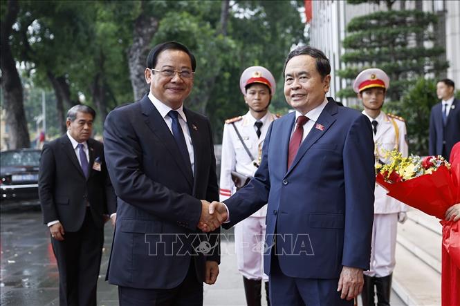 Chủ tịch Quốc hội Trần Thanh Mẫn đón Thủ tướng Lào Sonexay Siphandone thăm chính thức Việt Nam và tham dự Diễn đàn Tương lai ASEAN lần thứ ba. Ảnh: Doãn Tấn - TTXVN 