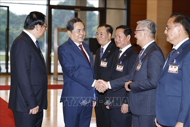 Chủ tịch Quốc hội Trần Thanh Mẫn và Thủ tướng Lào Sonexay Siphandone với đoàn đại biểu Lào. Ảnh: Doãn Tấn - TTXVN 