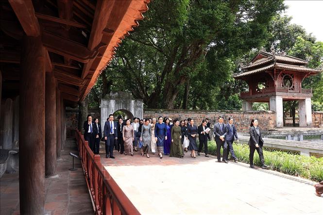 Các Phu nhân đến thăm và có các hoạt động tại Văn Miếu - Quốc Tử Giám. Ảnh: Tuấn Anh - TTXVN