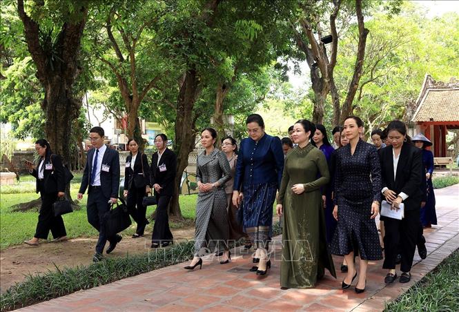 Bà Đào Thị Bích Thủy, Phu nhân Thủ tướng Lê Minh Hưng cùng bà Vandara Siphandone, Phu nhân Thủ tướng Lào; bà Pich Chamony, Phu nhân Thủ tướng Campuchia và bà Thananon Niramit, Phu nhân Thủ tướng Thái Lan đến thăm và có các hoạt động tại Văn Miếu - Quốc Tử Giám. Ảnh: Tuấn Anh - TTXVN